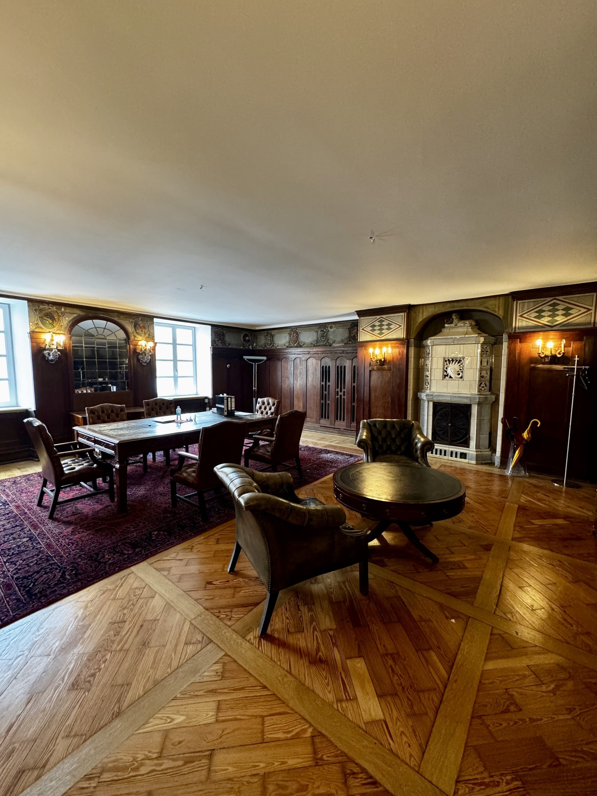 Historisches, holzvertäfeltes Büro von VON THUN Immobilien am Stadtplatz in Miesbach